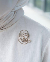 Load image into Gallery viewer, Modern Hijabi Girl Brooch