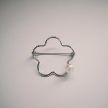Load image into Gallery viewer, Daisy Dew Pearl Brooch
